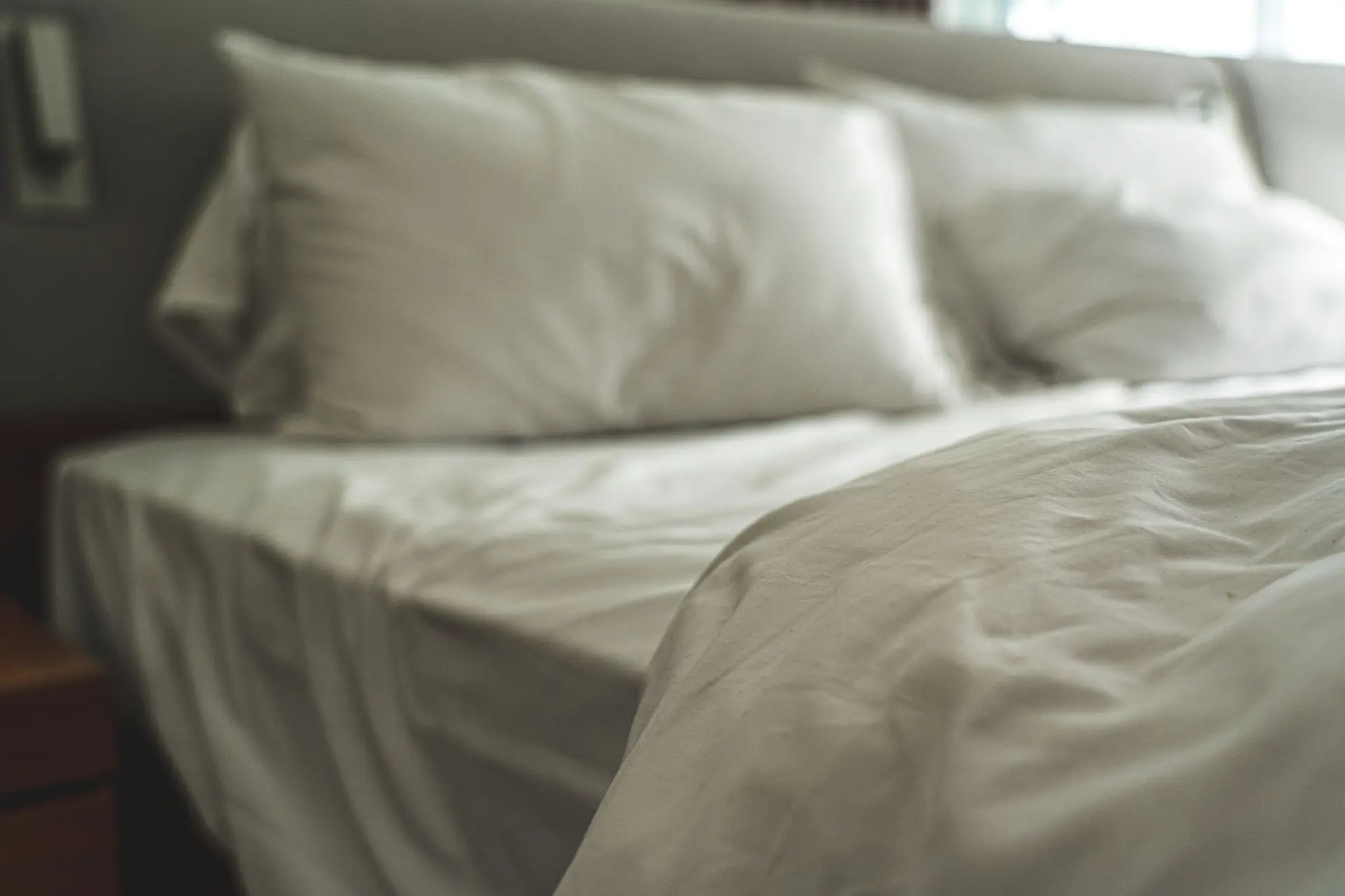 Lenzuola bianche stese su un letto